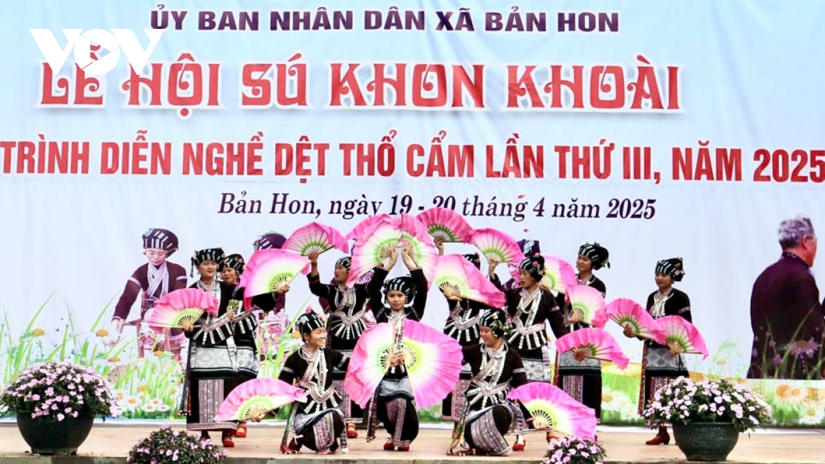 khai mac le hoi su khon khoai va trinh dien nghe det tho cam cua nguoi lu hinh anh 1