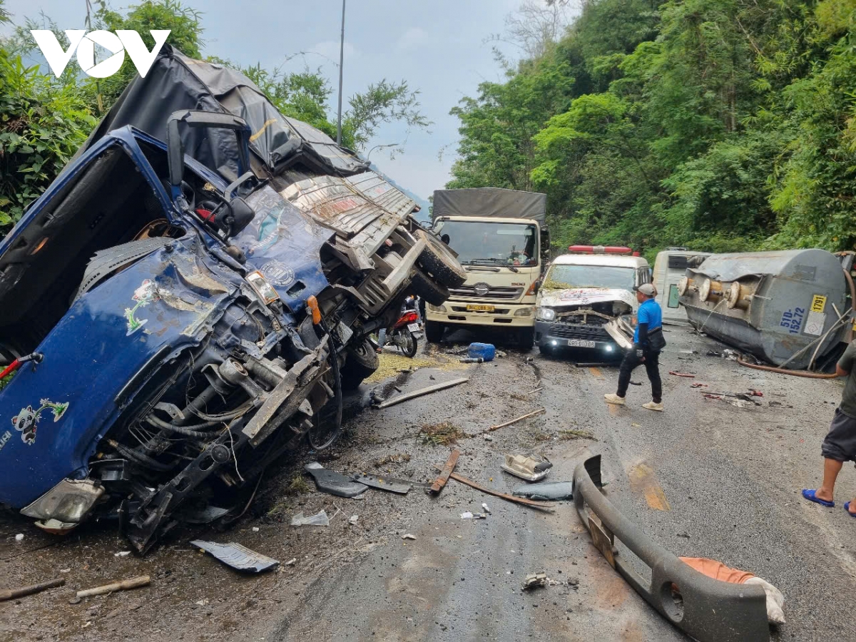 tai nạn giao thông liên hoàn, đèo bảo lộc ách tắc kéo dài hình ảnh 1 tai nan giao thong lien hoan, deo bao loc ach tac keo dai hinh anh 1