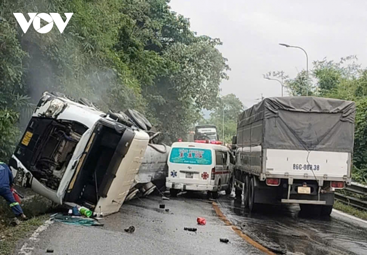 tai nạn giao thông liên hoàn, đèo bảo lộc ách tắc kéo dài hình ảnh 2 tai nan giao thong lien hoan, deo bao loc ach tac keo dai hinh anh 2