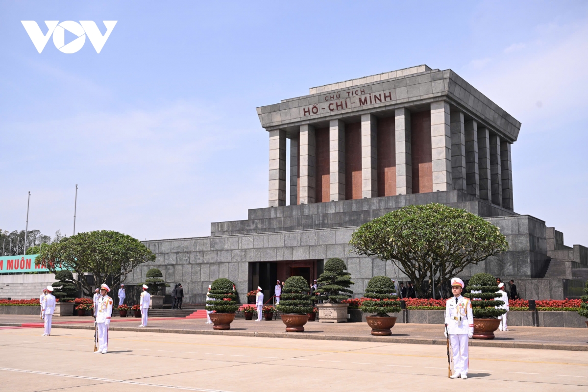tong bi thu to lam va chu tich tap can binh vao lang vieng chu tich ho chi minh hinh anh 10
