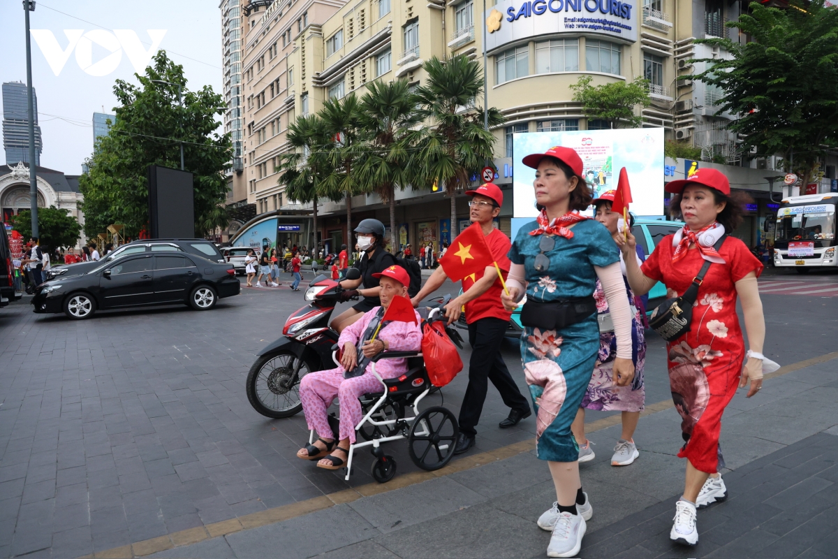 nhiều người trải bạt, ăn ngủ ngoài đường ở tp.hcm để chờ xem diễu binh hình ảnh 7 nhieu nguoi trai bat, an ngu ngoai duong o tp.hcm de cho xem dieu binh hinh anh 7