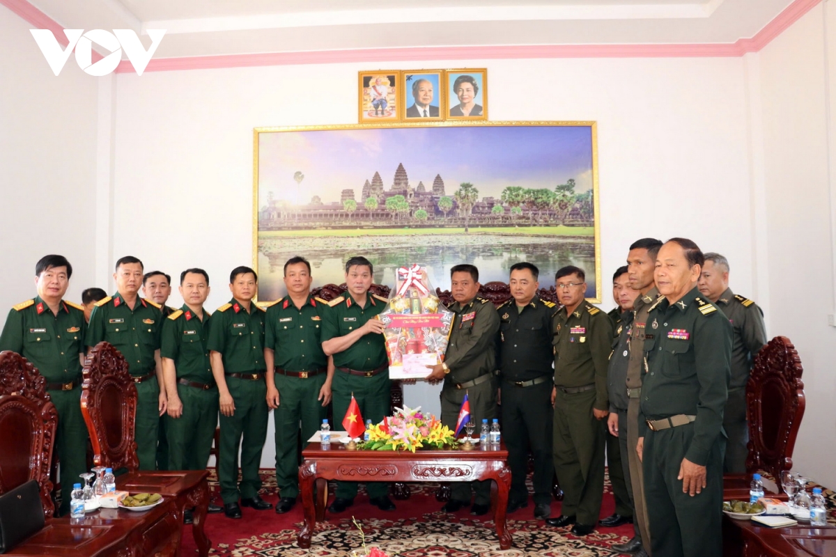 tu lenh quan khu 5 chuc tet chol chnam thmay tai campuchia hinh anh 1