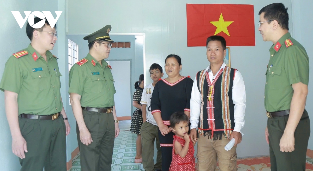 Công an Đắk Lắk khởi công xây 1.923 căn sau một tháng xoá nhà tạm