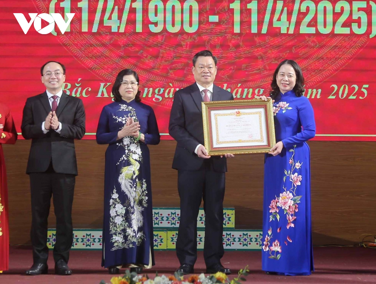 phó chủ tịch nước trao huân chương lao động hạng nhất cho tỉnh bắc kạn hình ảnh 1 pho chu tich nuoc trao huan chuong lao dong hang nhat cho tinh bac kan hinh anh 1