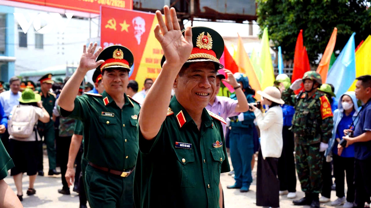 người dân Đồng nai đón chuyến tàu đặc biệt chở đoàn diễu binh, diễu hành hình ảnh 8 nguoi dan Dong nai don chuyen tau dac biet cho doan dieu binh, dieu hanh hinh anh 8