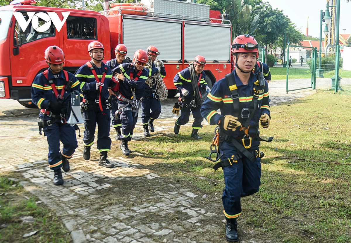 mãn nhãn màn diễn tập đu dây cứu nạn của cảnh sát pccc công an Đà nẵng hình ảnh 1 man nhan man dien tap du day cuu nan cua canh sat pccc cong an Da nang hinh anh 1