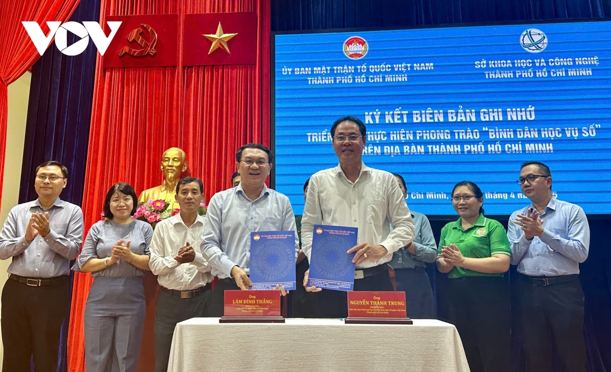 Đưa bình dân học vụ số đến từng nhà, từng khu phố hình ảnh 4 Dua binh dan hoc vu so den tung nha, tung khu pho hinh anh 4