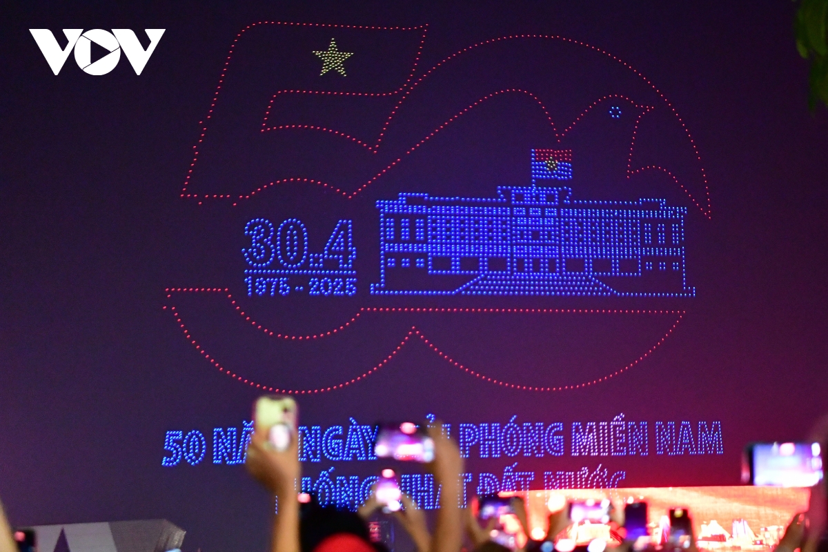 10.500 drone trên bầu trời tp.hcm tạo hình xe tăng tiến vào dinh Độc lập hình ảnh 1 10.500 drone tren bau troi tp.hcm tao hinh xe tang tien vao dinh Doc lap hinh anh 1