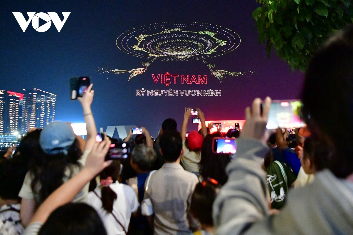 10.500 drone trên bầu trời tp.hcm tạo hình xe tăng tiến vào dinh Độc lập hình ảnh 7 10.500 drone tren bau troi tp.hcm tao hinh xe tang tien vao dinh Doc lap hinh anh 7