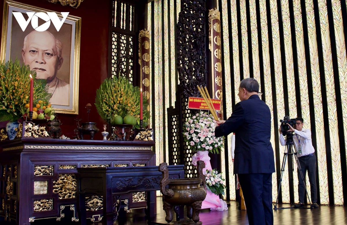 tổng bí thư dâng hương tưởng nhớ chủ tịch hồ chí minh và chủ tịch tôn Đức thắng hình ảnh 3 tong bi thu dang huong tuong nho chu tich ho chi minh va chu tich ton Duc thang hinh anh 3