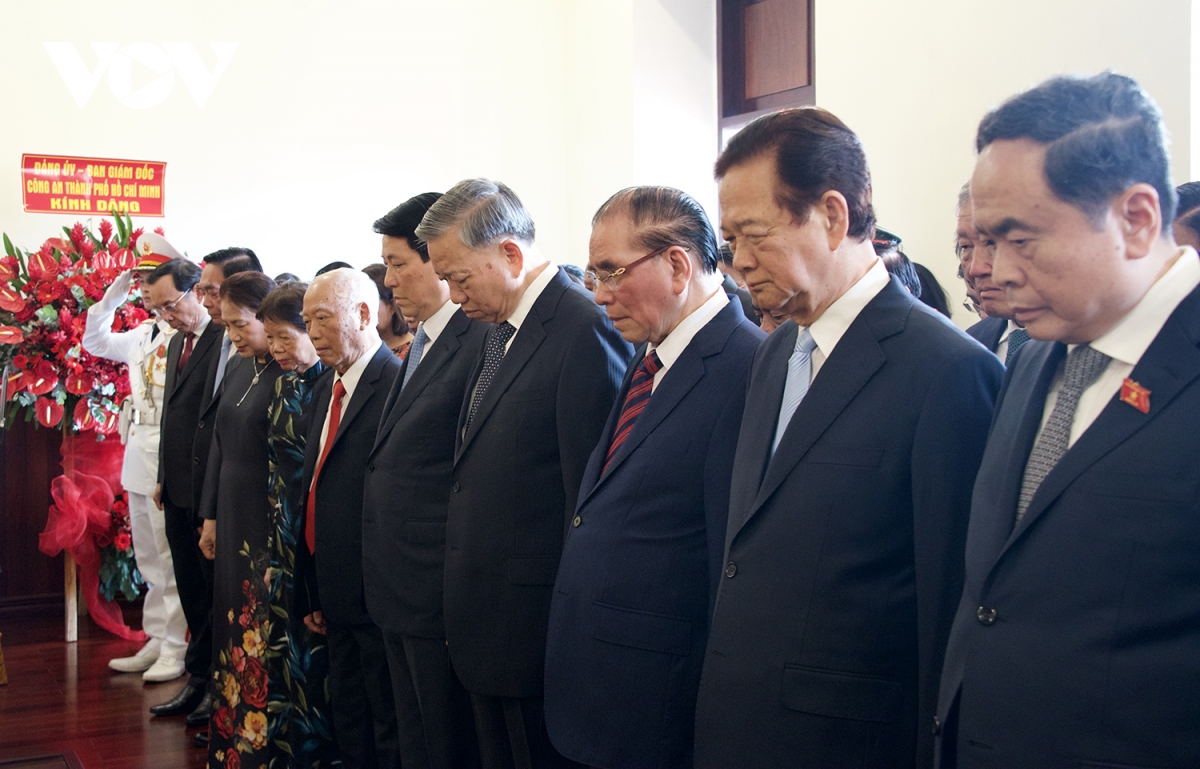tong bi thu dang huong tuong nho chu tich ho chi minh va chu tich ton Duc thang hinh anh 4