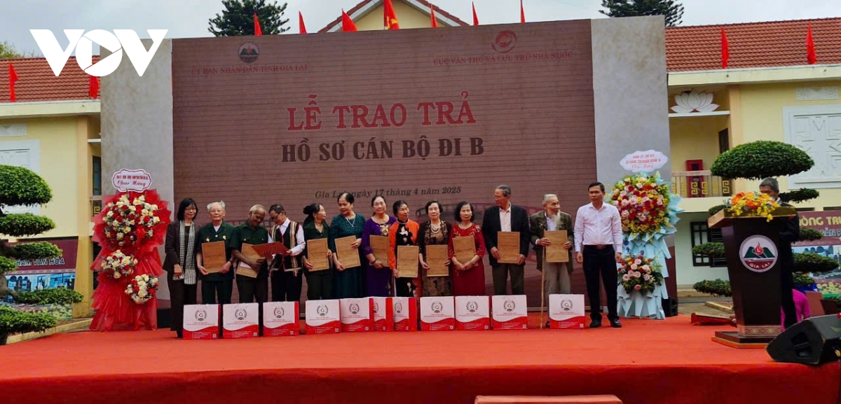 gia lai trao tra ho so can bo di b va trien lam troi day mien dat bazan hinh anh 1