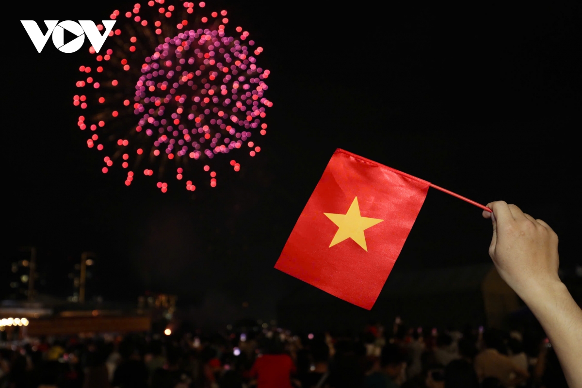 mãn nhãn màn pháo hoa tầm cao rực rỡ trên bầu trời tp.hcm hình ảnh 11 man nhan man phao hoa tam cao ruc ro tren bau troi tp.hcm hinh anh 11