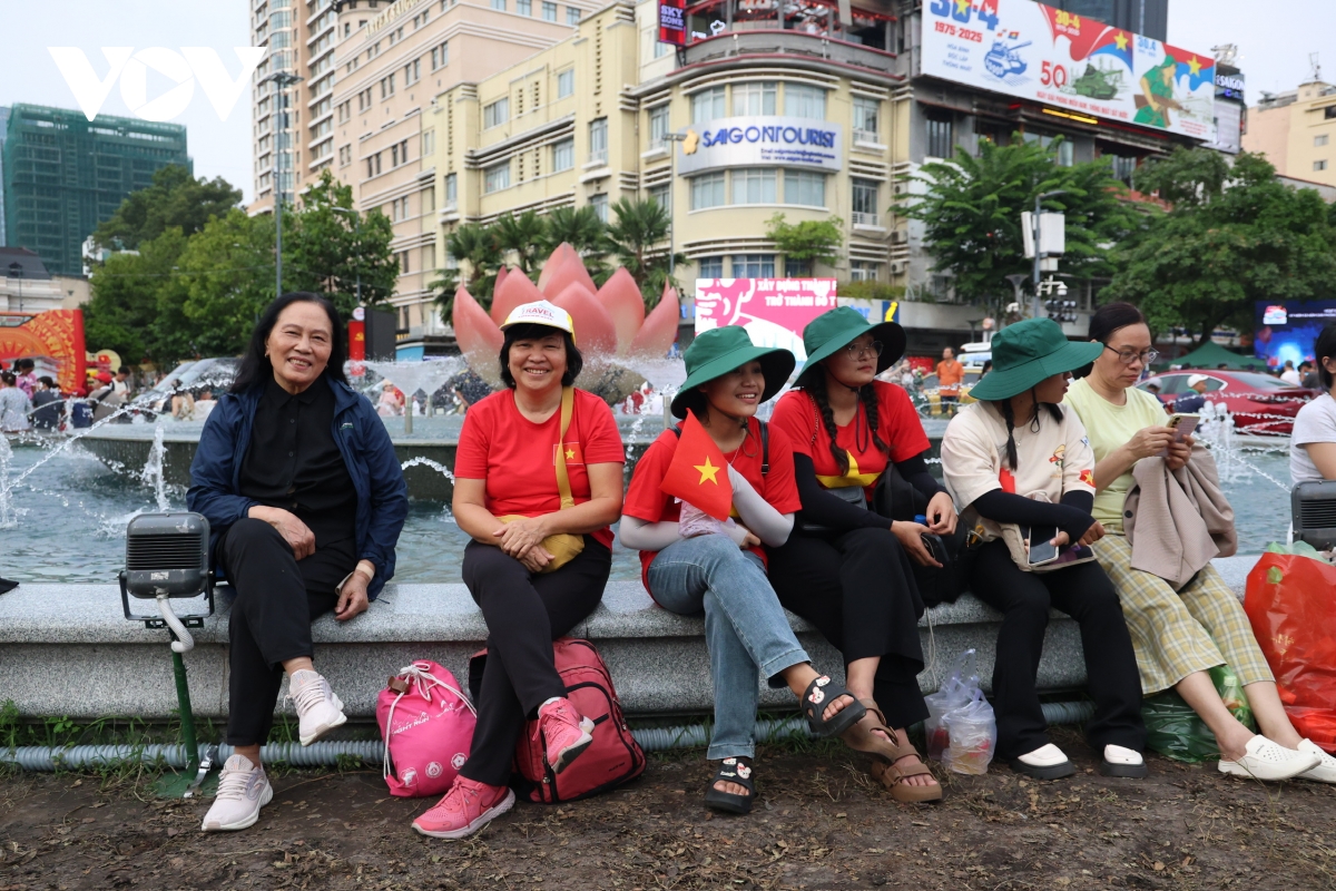 nhiều người trải bạt, ăn ngủ ngoài đường ở tp.hcm để chờ xem diễu binh hình ảnh 1 nhieu nguoi trai bat, an ngu ngoai duong o tp.hcm de cho xem dieu binh hinh anh 1