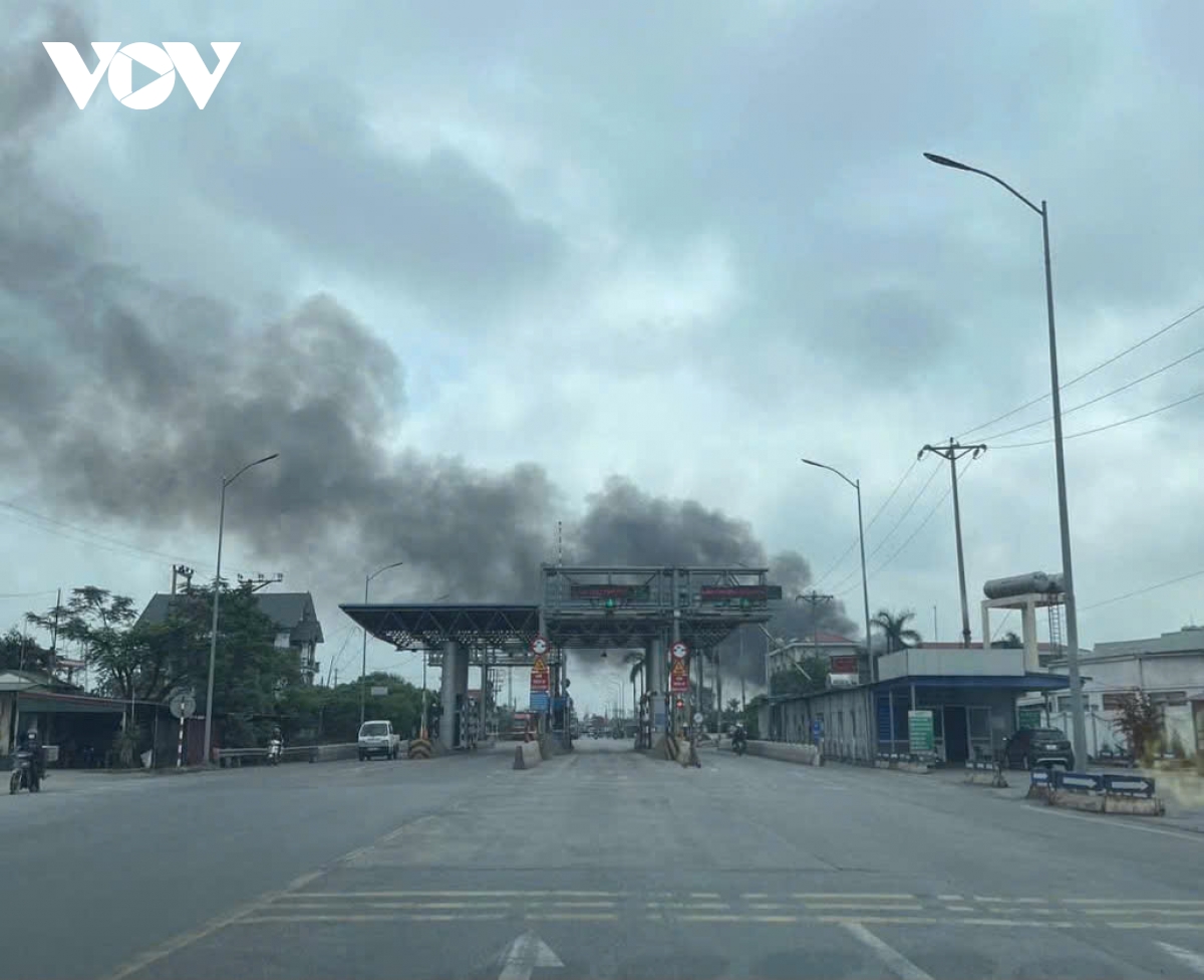 cháy nhiều xe đầu kéo container ở cảng phú thái, hải dương hình ảnh 2 chay nhieu xe dau keo container o cang phu thai, hai duong hinh anh 2