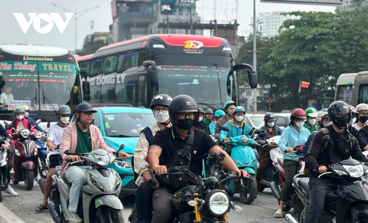 Người dân nườm nượp rời nội thành Hà Nội, vành đai 3 trên cao ùn ứ hàng km