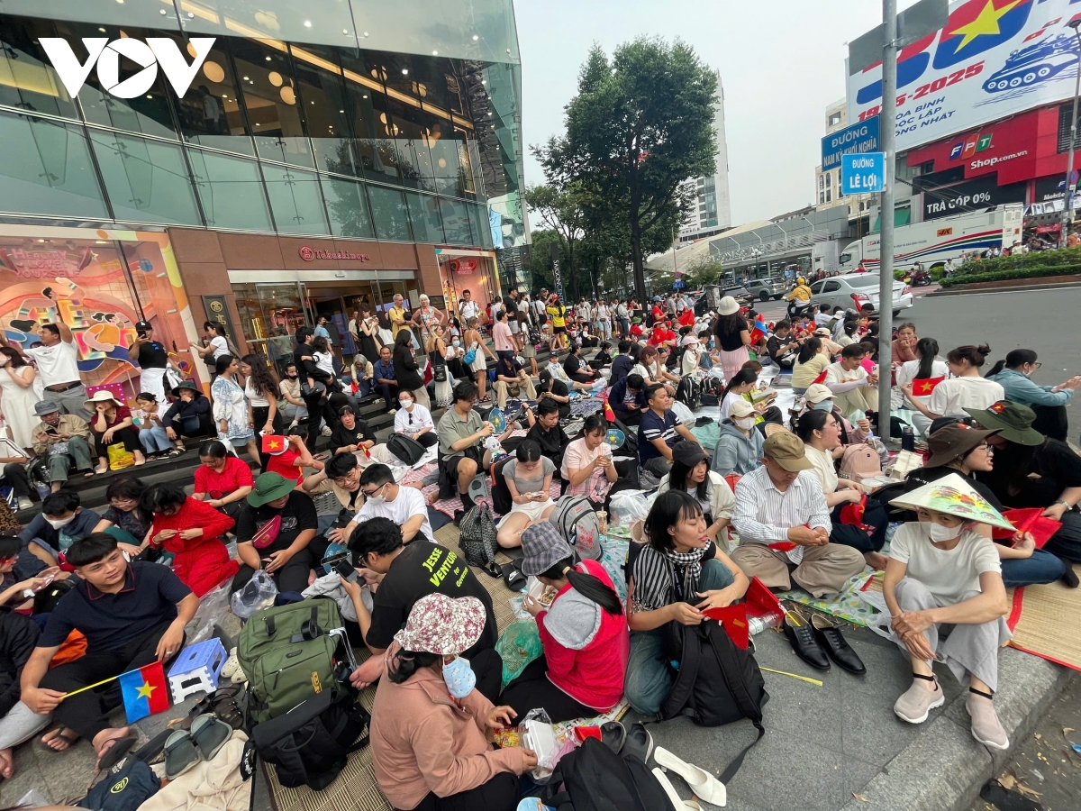nhiều người trải bạt, ăn ngủ ngoài đường ở tp.hcm để chờ xem diễu binh hình ảnh 5 nhieu nguoi trai bat, an ngu ngoai duong o tp.hcm de cho xem dieu binh hinh anh 5