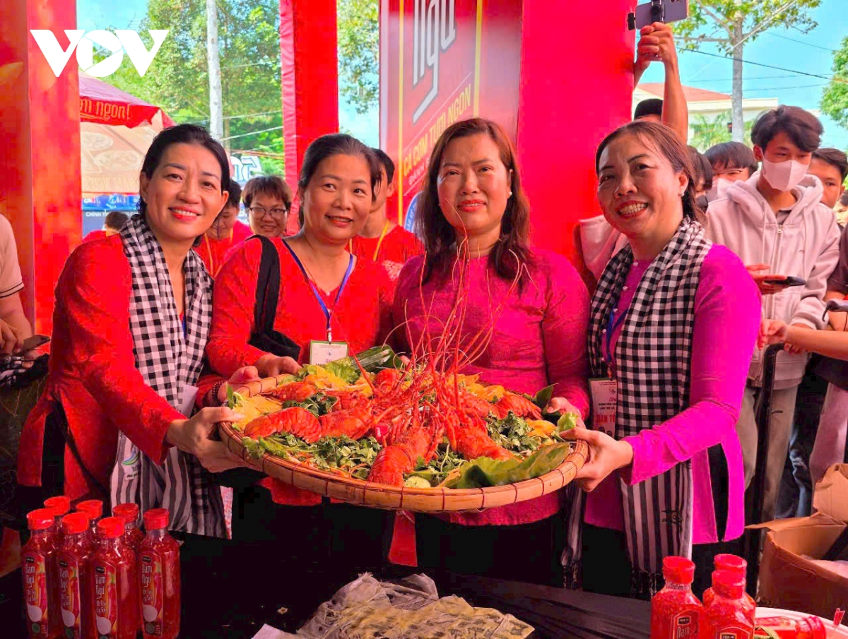 hàng ngàn người dân thưởng thức bánh xèo tôm hùm siêu khổng lổ ở cần thơ hình ảnh 2 hang ngan nguoi dan thuong thuc banh xeo tom hum sieu khong lo o can tho hinh anh 2