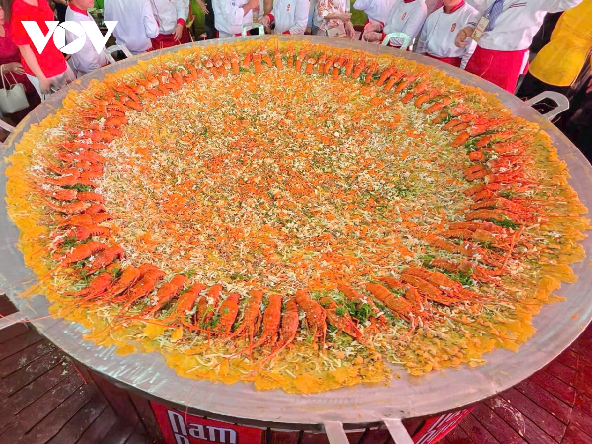 hàng ngàn người dân thưởng thức bánh xèo tôm hùm siêu khổng lổ ở cần thơ hình ảnh 1 hang ngan nguoi dan thuong thuc banh xeo tom hum sieu khong lo o can tho hinh anh 1
