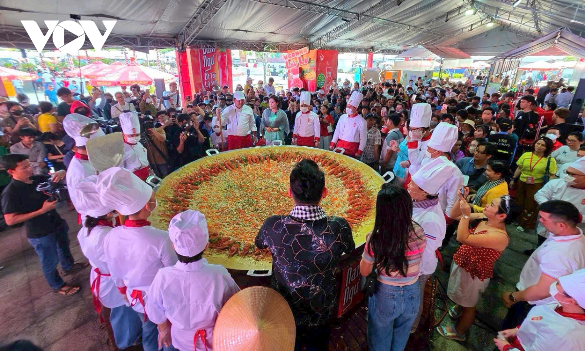 hàng ngàn người dân thưởng thức bánh xèo tôm hùm siêu khổng lổ ở cần thơ hình ảnh 3 hang ngan nguoi dan thuong thuc banh xeo tom hum sieu khong lo o can tho hinh anh 3