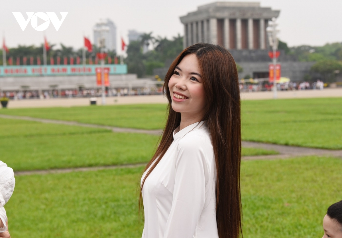 giới trẻ nô nức chụp ảnh kỷ niệm ở quảng trường ba Đình trong ngày 30 4 hình ảnh 14 gioi tre no nuc chup anh ky niem o quang truong ba Dinh trong ngay 30 4 hinh anh 14