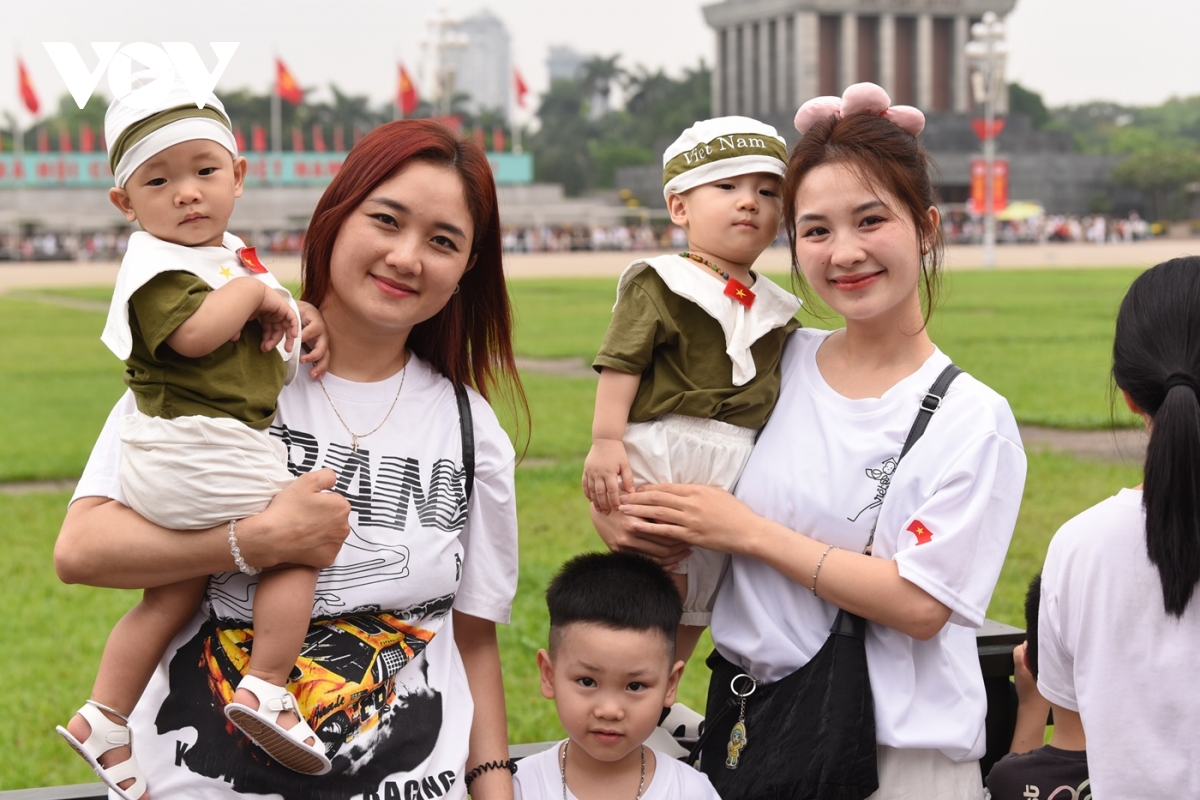 giới trẻ nô nức chụp ảnh kỷ niệm ở quảng trường ba Đình trong ngày 30 4 hình ảnh 2 gioi tre no nuc chup anh ky niem o quang truong ba Dinh trong ngay 30 4 hinh anh 2
