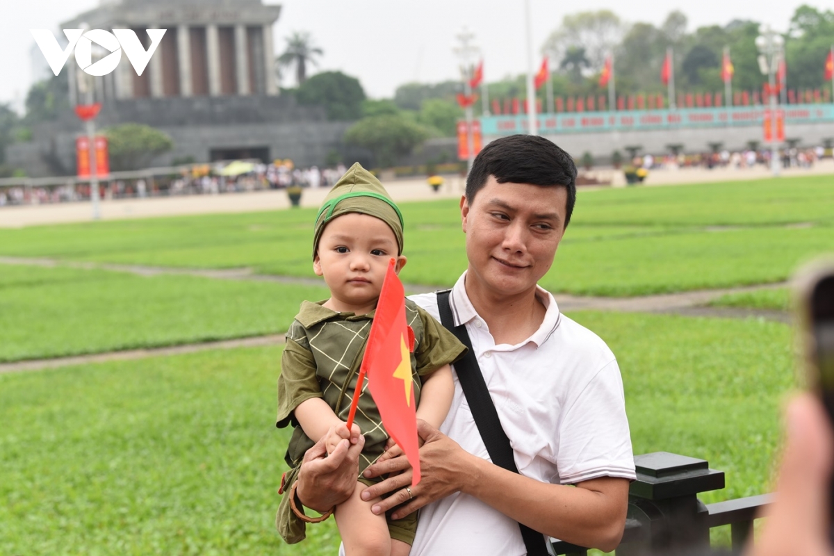giới trẻ nô nức chụp ảnh kỷ niệm ở quảng trường ba Đình trong ngày 30 4 hình ảnh 6 gioi tre no nuc chup anh ky niem o quang truong ba Dinh trong ngay 30 4 hinh anh 6