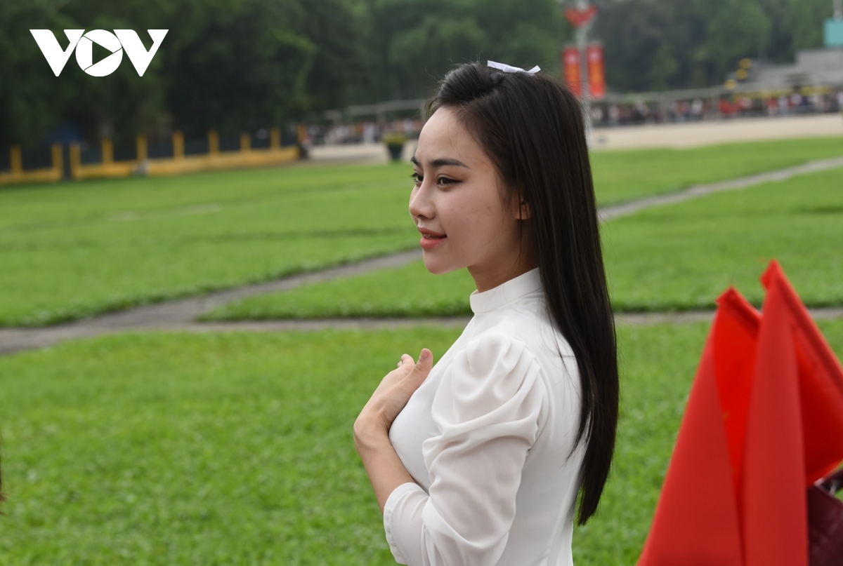 giới trẻ nô nức chụp ảnh kỷ niệm ở quảng trường ba Đình trong ngày 30 4 hình ảnh 4 gioi tre no nuc chup anh ky niem o quang truong ba Dinh trong ngay 30 4 hinh anh 4