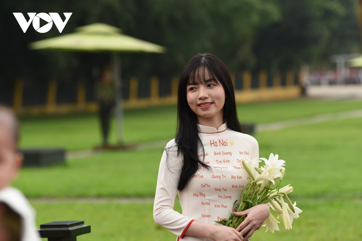 giới trẻ nô nức chụp ảnh kỷ niệm ở quảng trường ba Đình trong ngày 30 4 hình ảnh 13 gioi tre no nuc chup anh ky niem o quang truong ba Dinh trong ngay 30 4 hinh anh 13