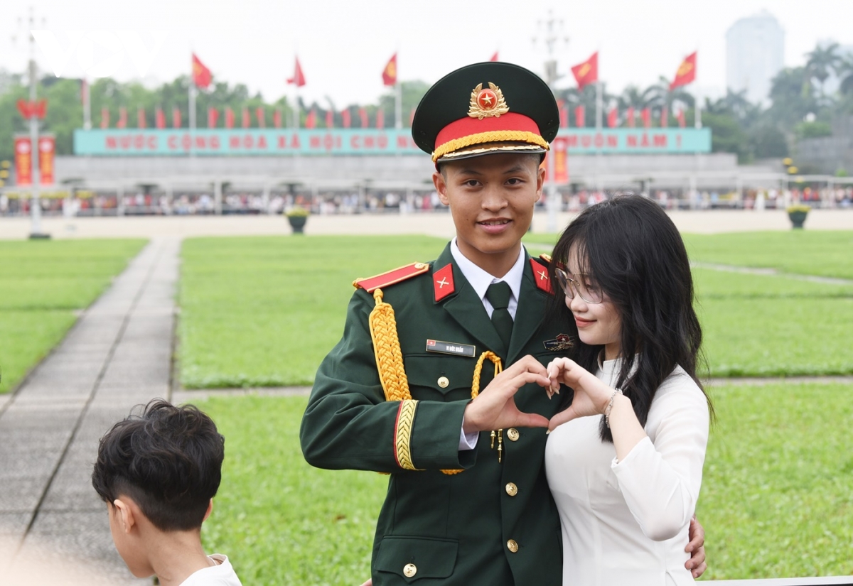 giới trẻ nô nức chụp ảnh kỷ niệm ở quảng trường ba Đình trong ngày 30 4 hình ảnh 11 gioi tre no nuc chup anh ky niem o quang truong ba Dinh trong ngay 30 4 hinh anh 11