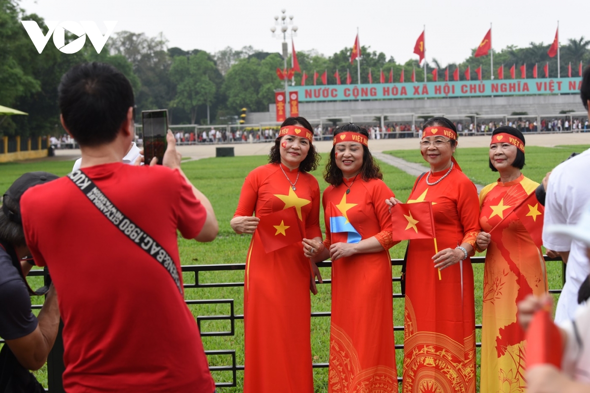 giới trẻ nô nức chụp ảnh kỷ niệm ở quảng trường ba Đình trong ngày 30 4 hình ảnh 9 gioi tre no nuc chup anh ky niem o quang truong ba Dinh trong ngay 30 4 hinh anh 9
