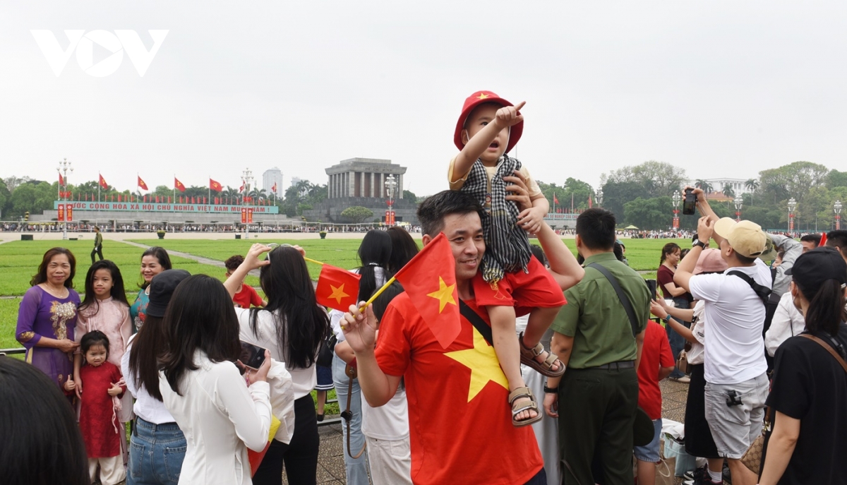giới trẻ nô nức chụp ảnh kỷ niệm ở quảng trường ba Đình trong ngày 30 4 hình ảnh 1 gioi tre no nuc chup anh ky niem o quang truong ba Dinh trong ngay 30 4 hinh anh 1