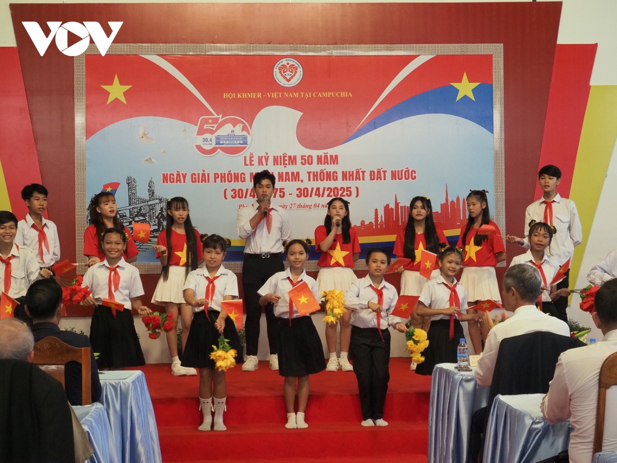 Bà con Việt kiều tại Campuchia hòa chung kỷ niệm 50 năm thống nhất đất nước