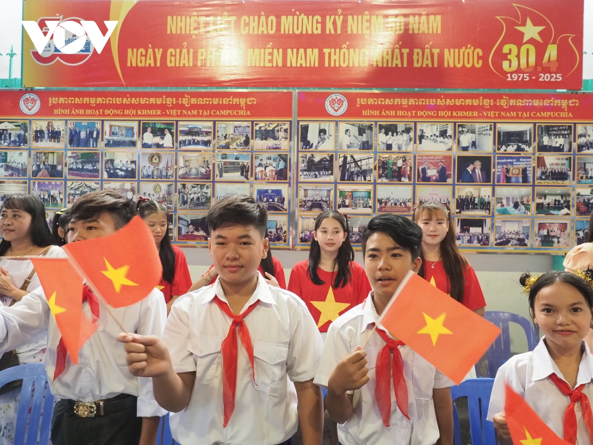 bà con việt kiều tại campuchia hòa chung kỷ niệm 50 năm thống nhất đất nước hình ảnh 2 ba con viet kieu tai campuchia hoa chung ky niem 50 nam thong nhat dat nuoc hinh anh 2