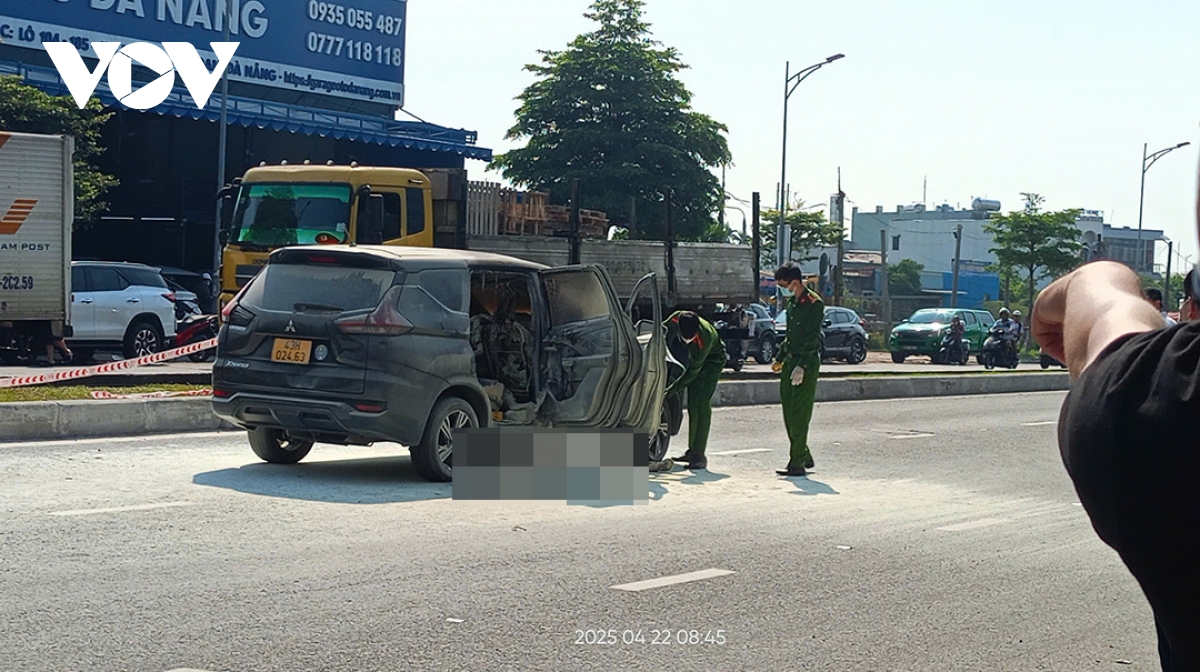 Một phụ nữ rơi khỏi ô tô tử vong, người đàn ông đốt xe nghi tự sát ở Đà Nẵng