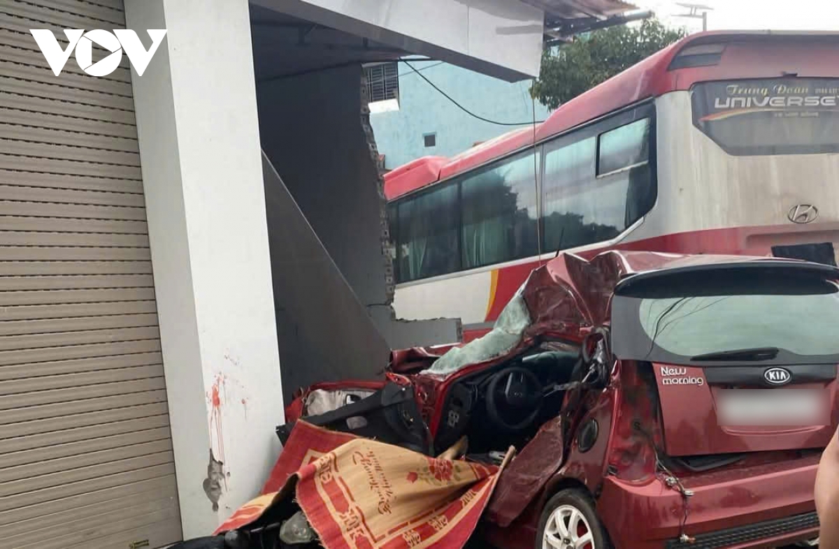 xe khách mất lái đâm vào nhà dân ở bắc giang, 1 người tử vong tại chỗ hình ảnh 2 xe khach mat lai dam vao nha dan o bac giang, 1 nguoi tu vong tai cho hinh anh 2