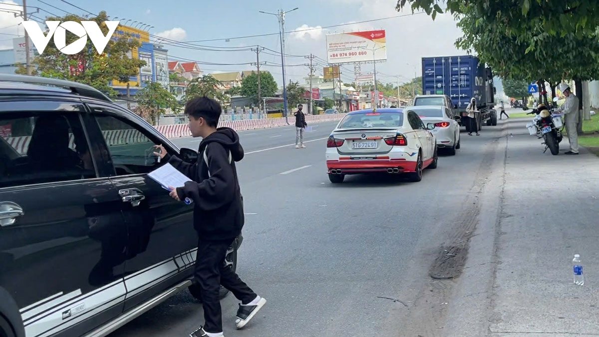 dừng xe giữa quốc lộ khảo sát thực hiện dự án đường sắt, người dân phản ứng hình ảnh 3 dung xe giua quoc lo khao sat thuc hien du an duong sat, nguoi dan phan ung hinh anh 3