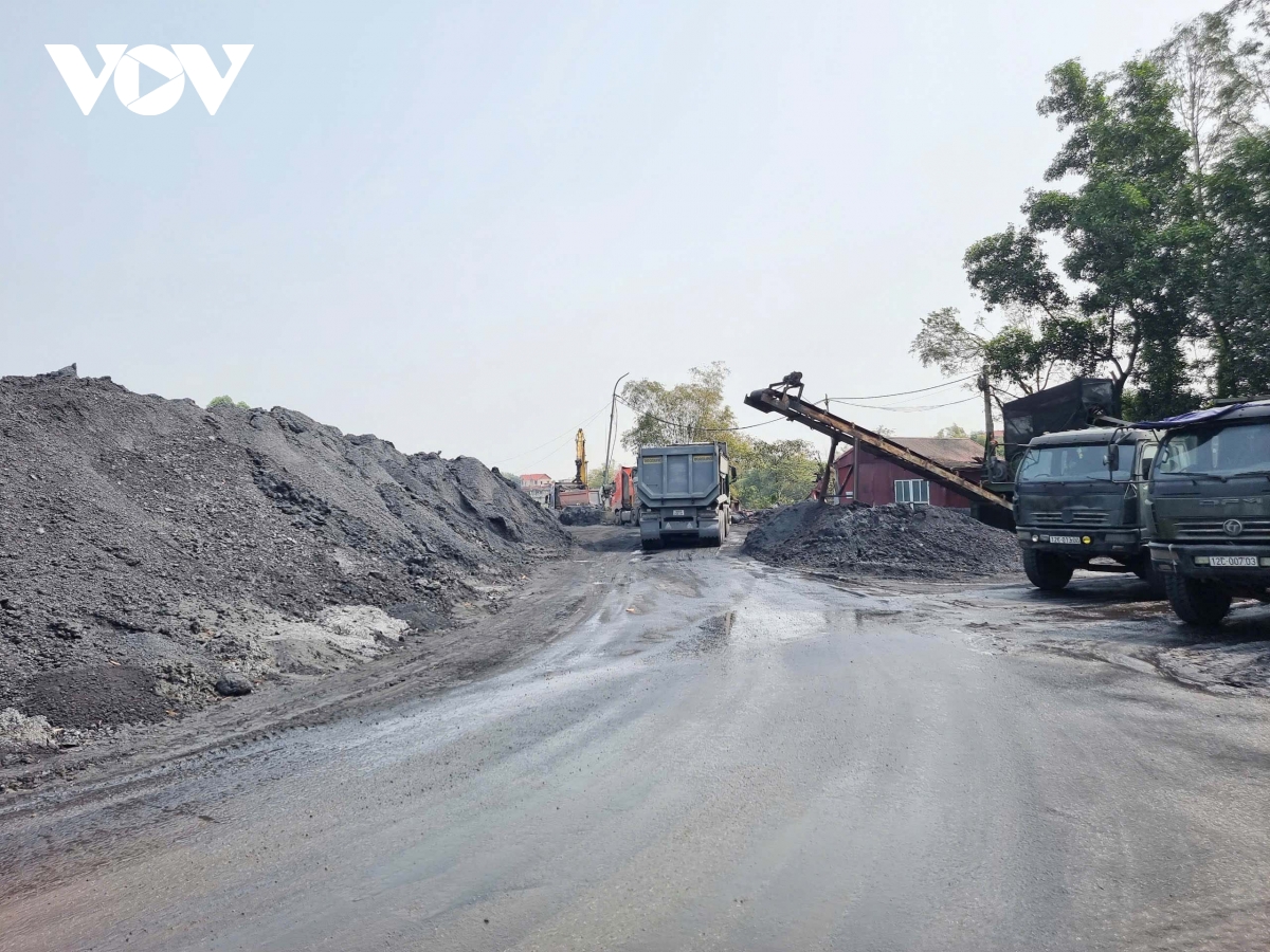Sau phản ánh của VOV, bãi than ở Bắc Giang làm khổ dân bị xử phạt 1,5 triệu đồng