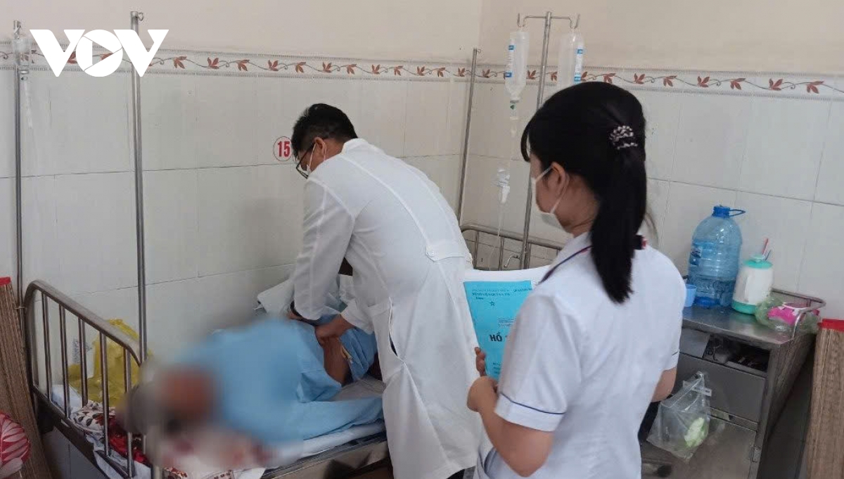Khẩn trương cứu mạng nhân viên bệnh viện treo cổ tự tử
