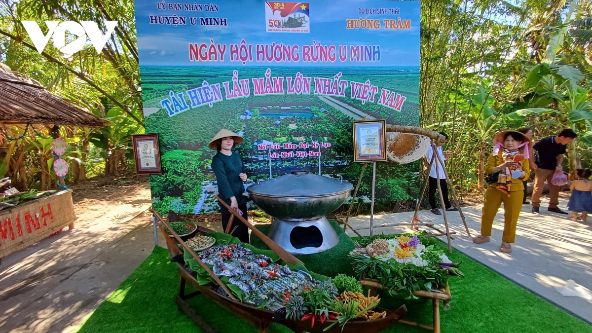 Cà Mau: Lẩu mắm khổng lồ chờ khách ở “Hương rừng U Minh”