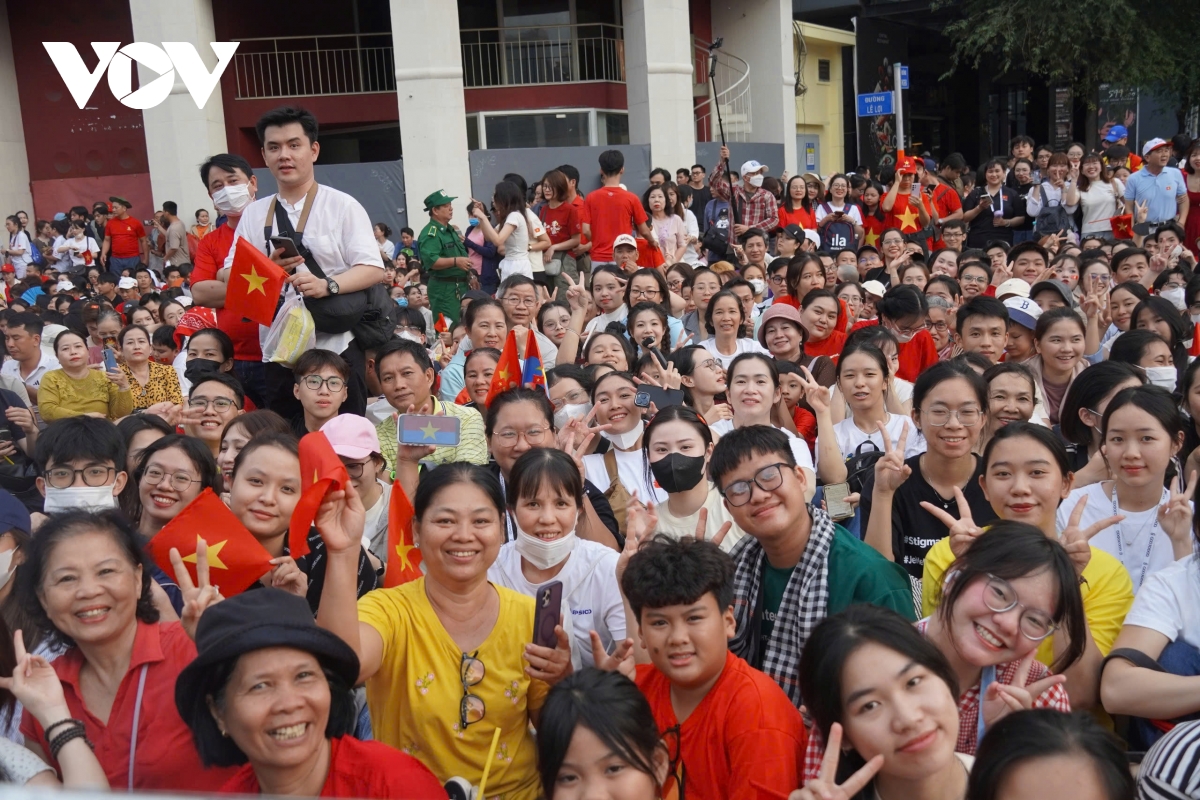 người dân tp.hcm nồng nhiệt chào đón các khối diễu binh, diễu hành hình ảnh 3 nguoi dan tp.hcm nong nhiet chao don cac khoi dieu binh, dieu hanh hinh anh 3