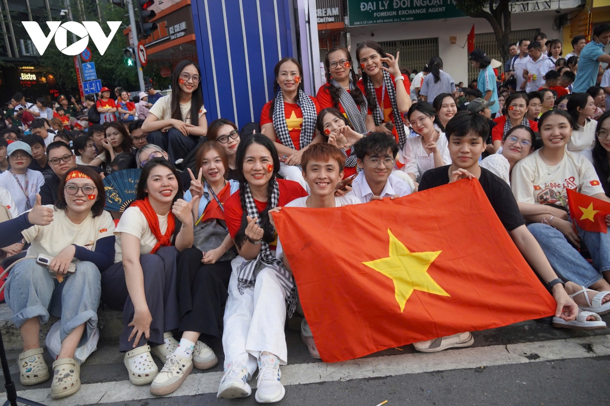 người dân tp.hcm nồng nhiệt chào đón các khối diễu binh, diễu hành hình ảnh 5 nguoi dan tp.hcm nong nhiet chao don cac khoi dieu binh, dieu hanh hinh anh 5