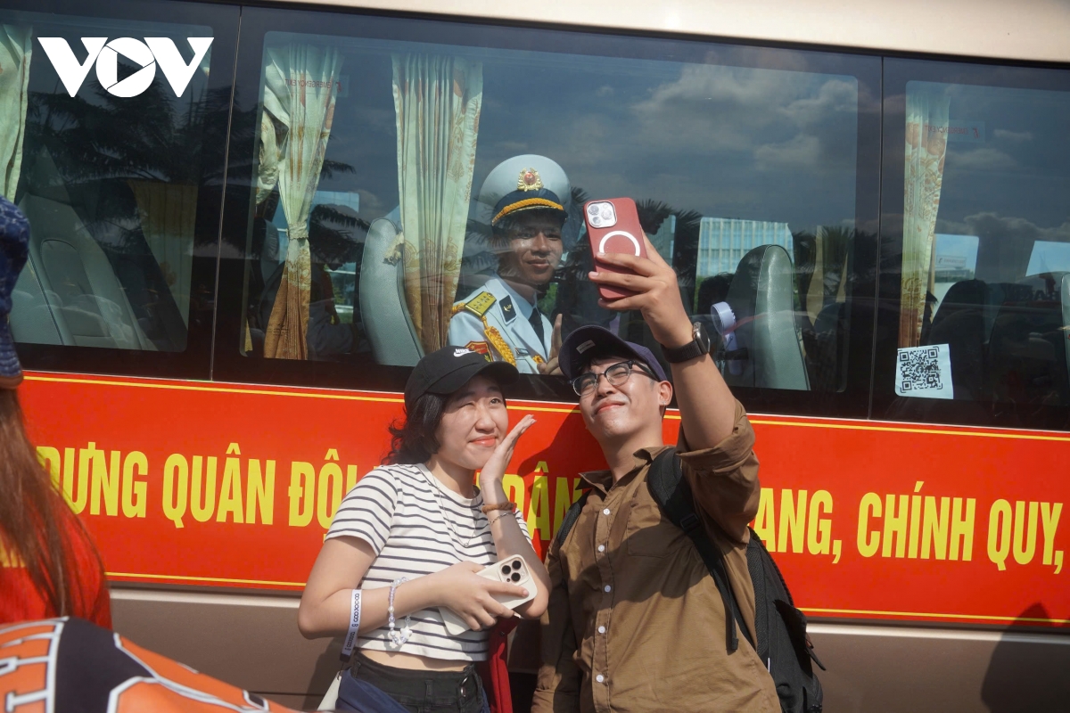 người dân tp.hcm nồng nhiệt chào đón các khối diễu binh, diễu hành hình ảnh 6 nguoi dan tp.hcm nong nhiet chao don cac khoi dieu binh, dieu hanh hinh anh 6