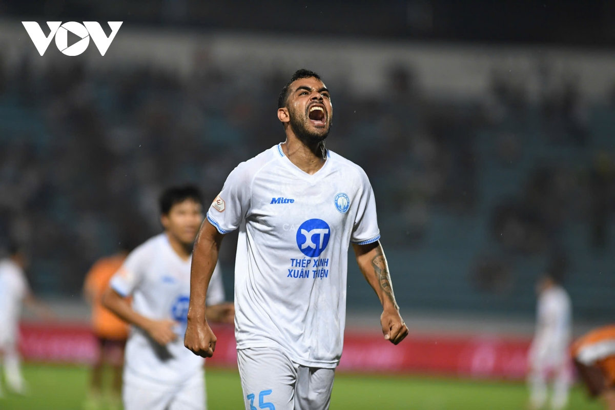 Kết quả V-League hôm nay 18/5: Nam Định thắng đậm HAGL, tiến sát chức vô địch