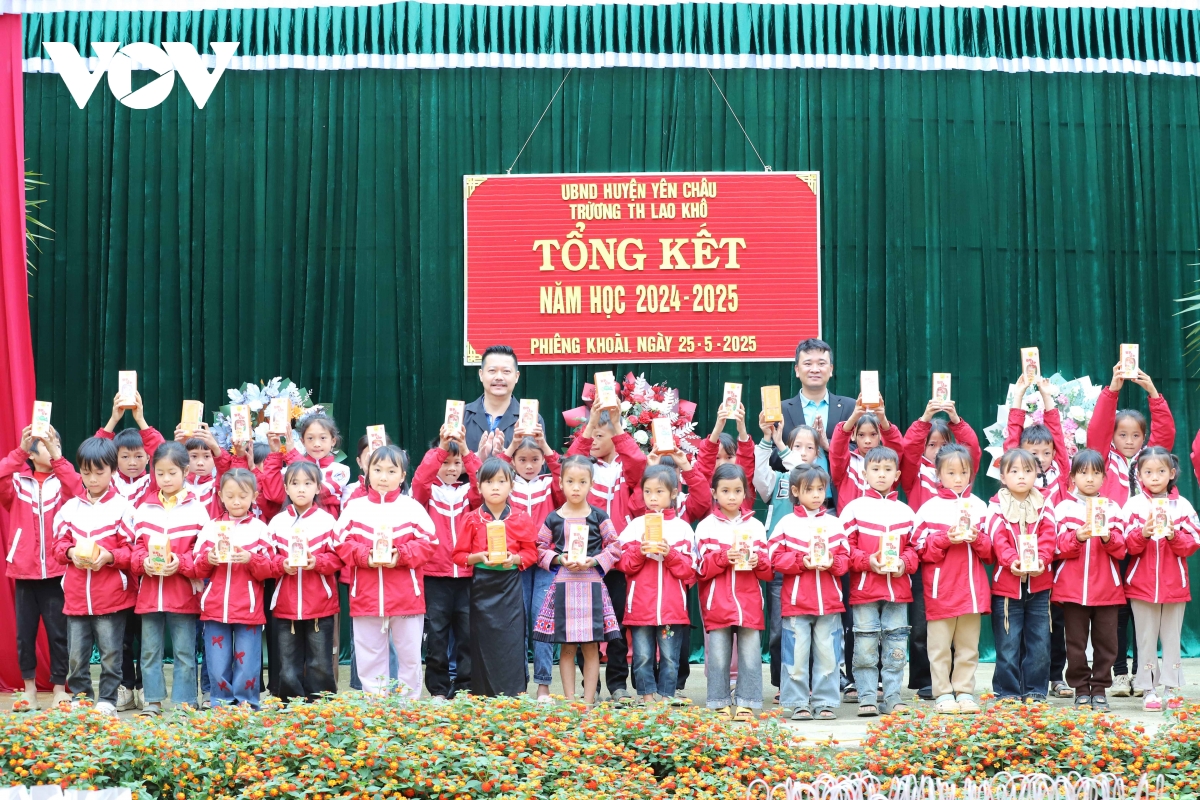 VOV Tây Bắc phối hợp trao tặng 200 suất quà cho học sinh vùng cao Sơn La
