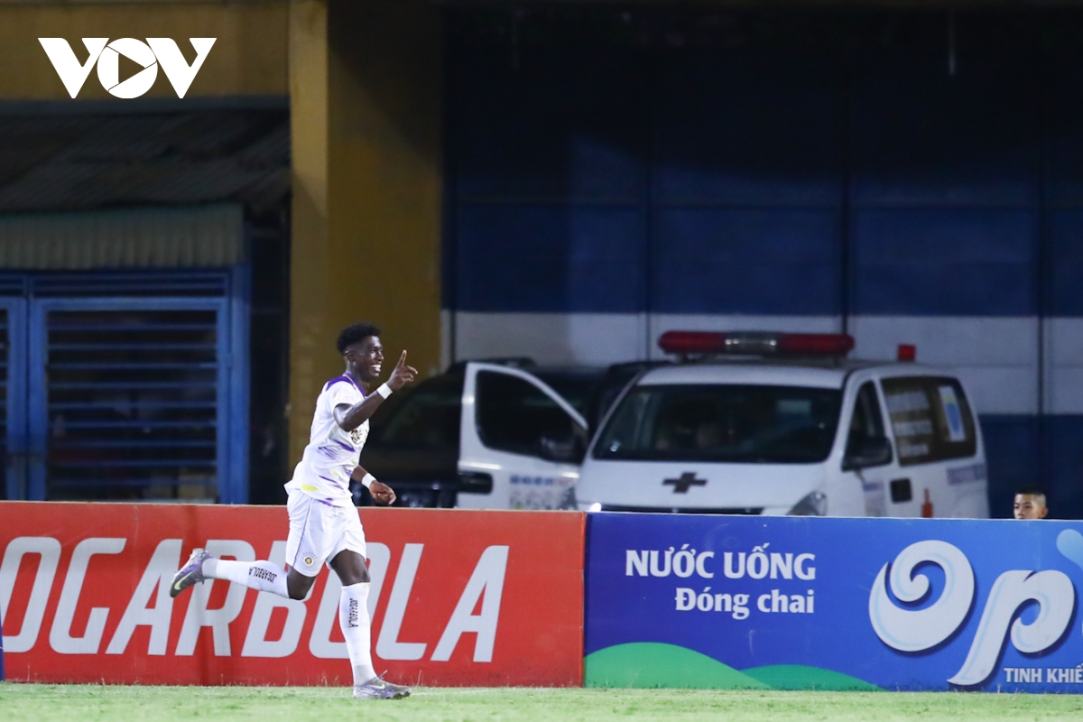 toàn cảnh hà nội fc 5-1 clb tp.hcm tuấn hải lại khiến hlv kim sang sik lo lắng hình ảnh 12 toan canh ha noi fc 5-1 clb tp.hcm tuan hai lai khien hlv kim sang sik lo lang hinh anh 12