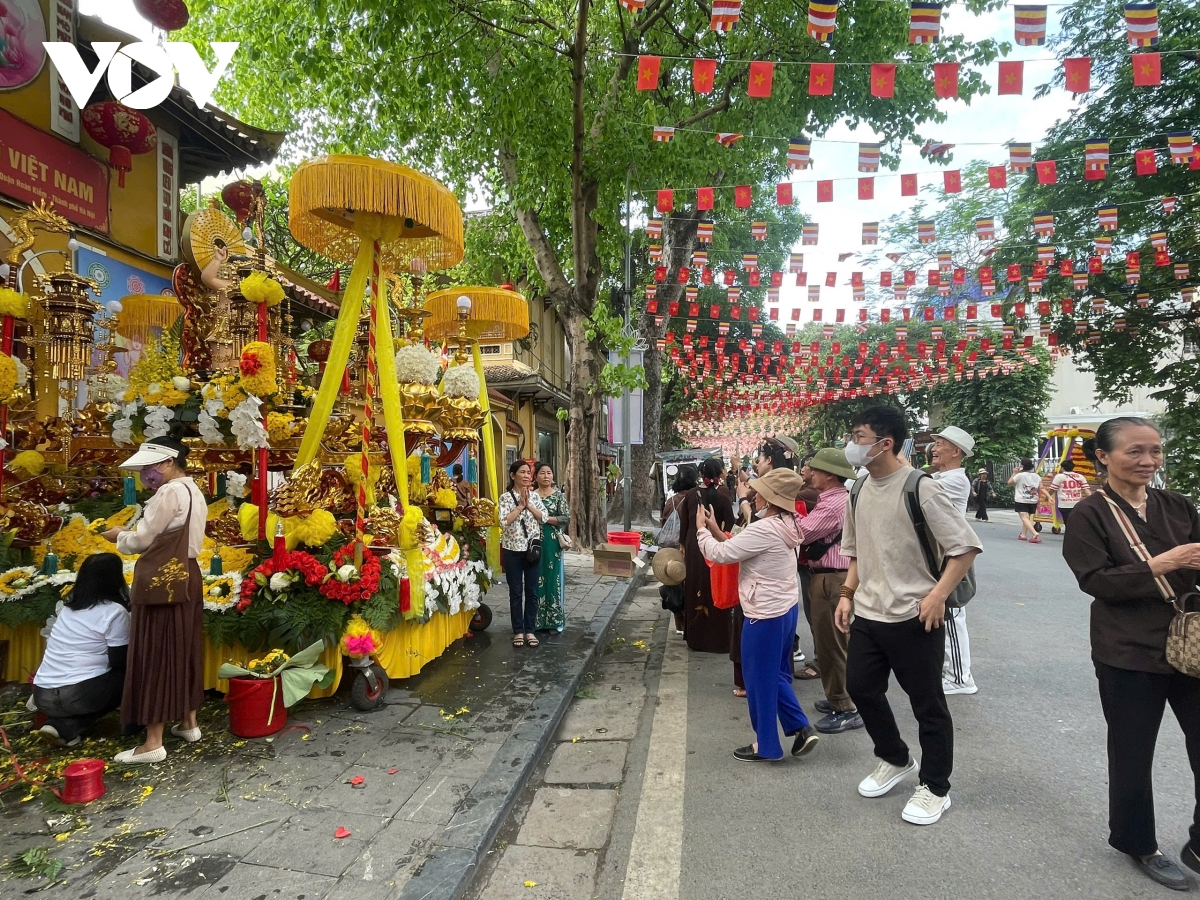 Chùa Quán Sứ rực rỡ trước giờ cung nghinh xá lợi Phật