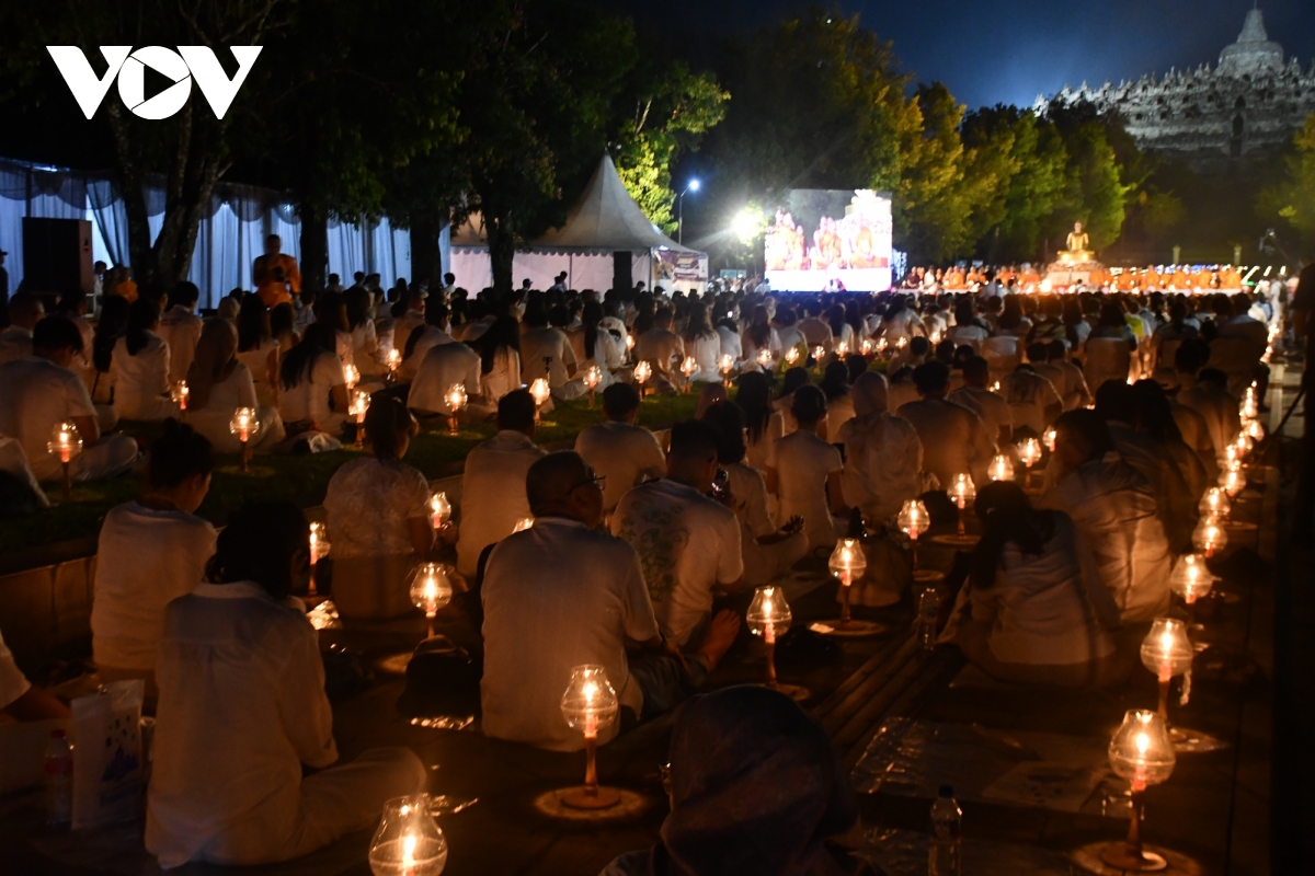 lung linh lễ hội thả đèn lồng vesak ở ngôi đền phật giáo lớn nhất thế giới hình ảnh 1 lung linh le hoi tha den long vesak o ngoi den phat giao lon nhat the gioi hinh anh 1