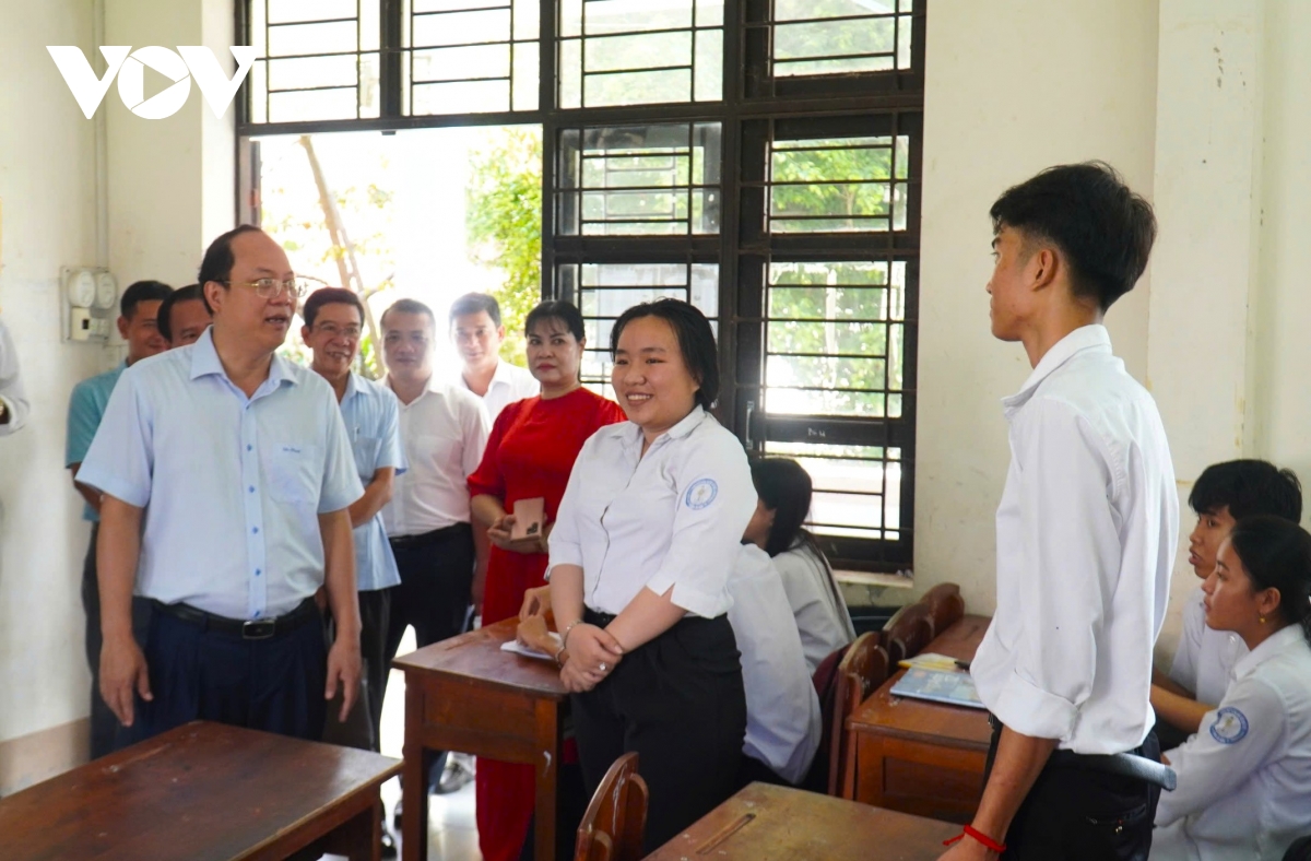 hoc sinh dan toc noi tru ca mau chanh long vi khong duoc ho tro tien an hinh anh 1