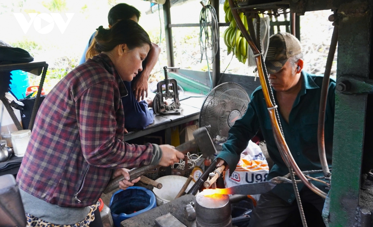 Đập búa trên sông - nghề từng phổ biến nay hiếm có khó tìm hình ảnh 1 Dap bua tren song - nghe tung pho bien nay hiem co kho tim hinh anh 1